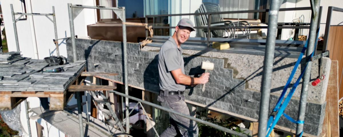 Die Biene findet ihr Ziel - Finden Sie es auch und nehmen Sie mit uns Kontakt auf!